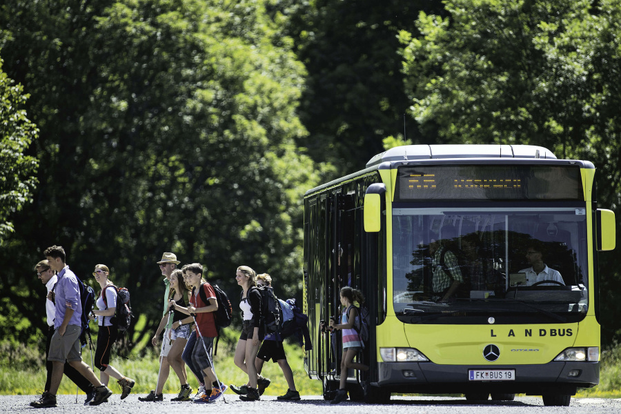 Landbus im Montafon mit aussteigenden Fahrgästen