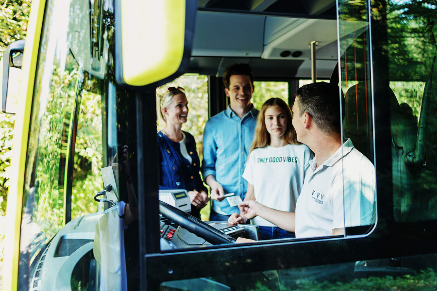 Busfahrer im Gespräch mit Fahrgästen