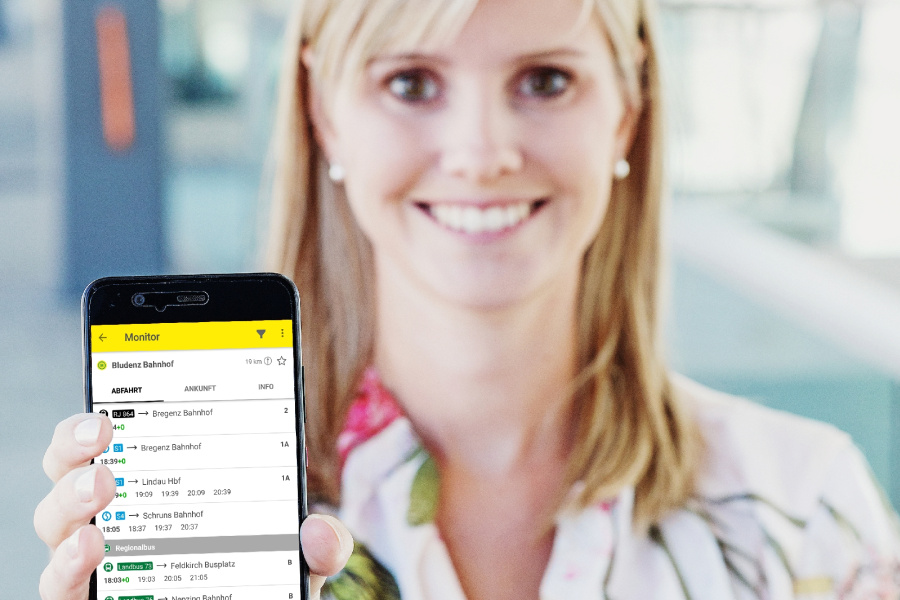 Frau zeigt Handy mit clevvver mobil-App