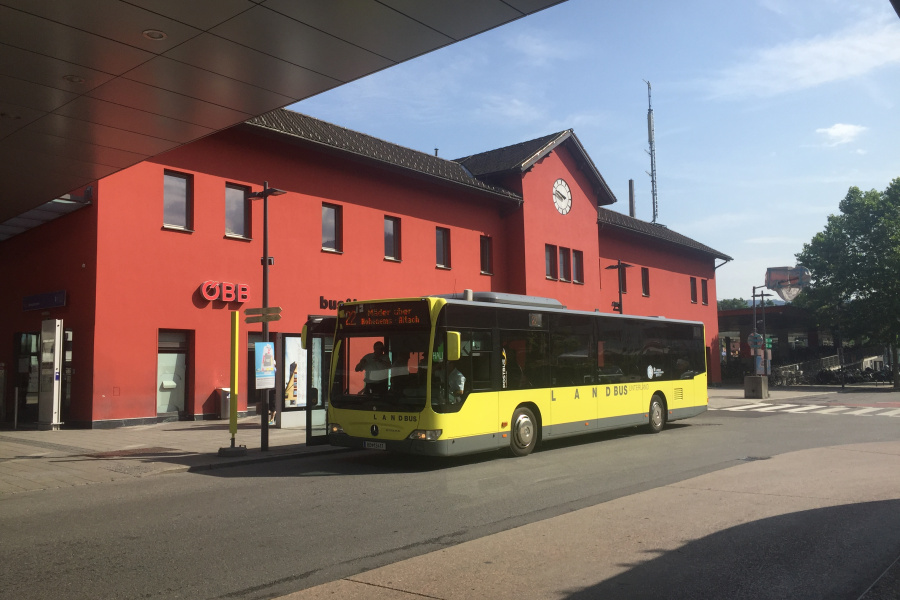 Landbus vor dem Bahnhof in Dornbirn