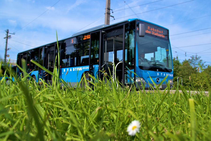 Stadtbus Bregenz an einem Parkplatz