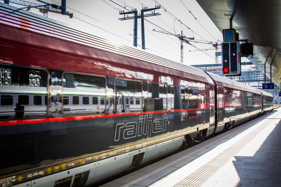 Zug hält am Bahnsteig