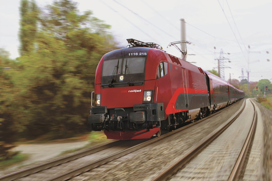 Zug der ÖBB während der Fahrt