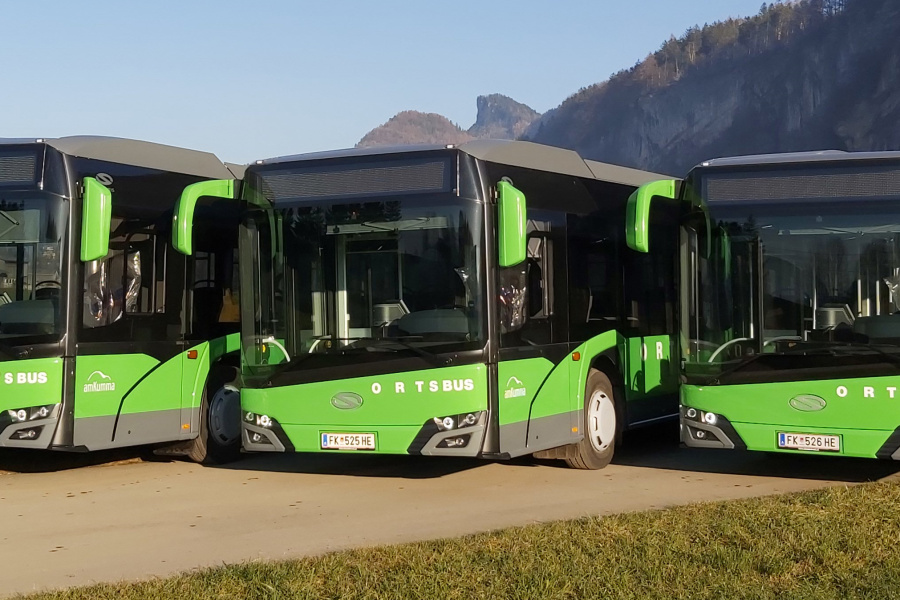 3 Busse vom Ortsbus am Kumma auf einem Parkplatz