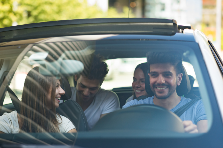 Jugendliche in einem Carsharing-Auto