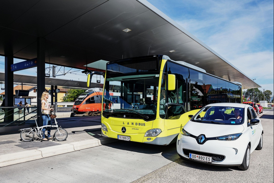 Zug, Bus und carsharing Auto am Bahnhof