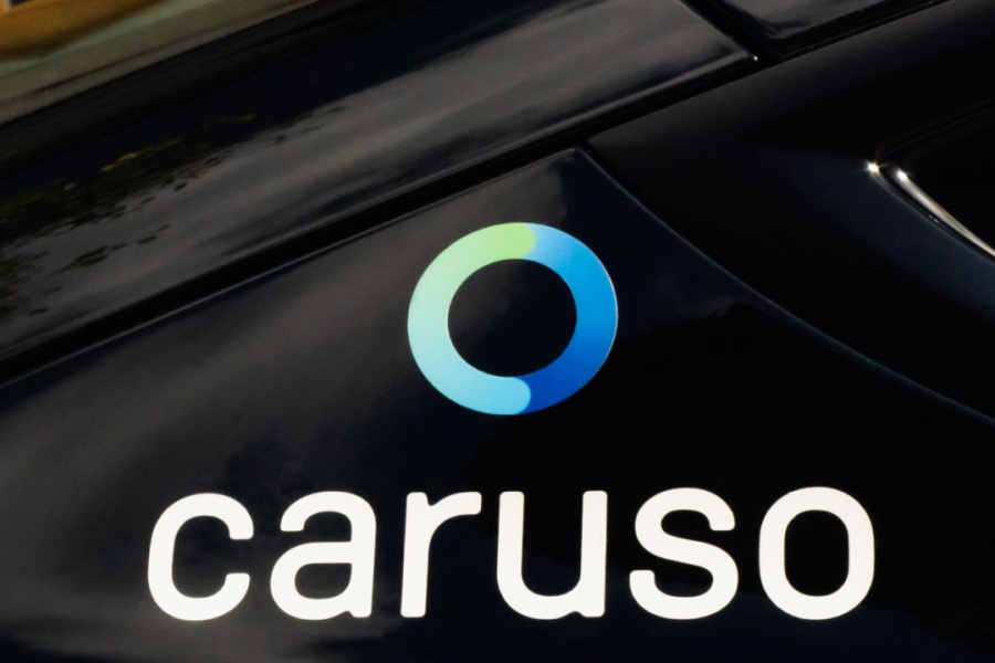 Logo von caruso carsharing auf Fahrzeug