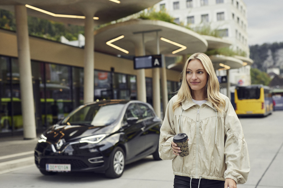 Frau mit dem carsharing-Auto am Bahnhof in Feldkirch
