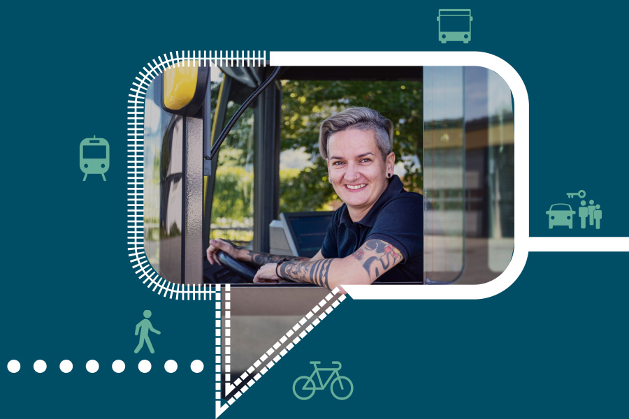 Busfahrerin lächelt in die Kamera