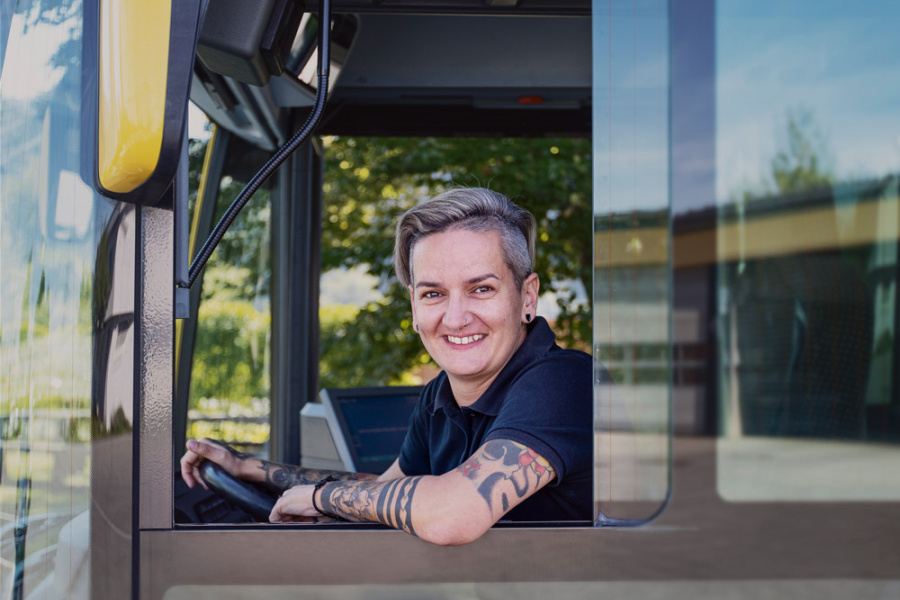Busfahrerin lächelt in Kamera