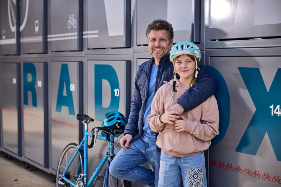 Vater und Tochter vor einer VMOBIL Radbox