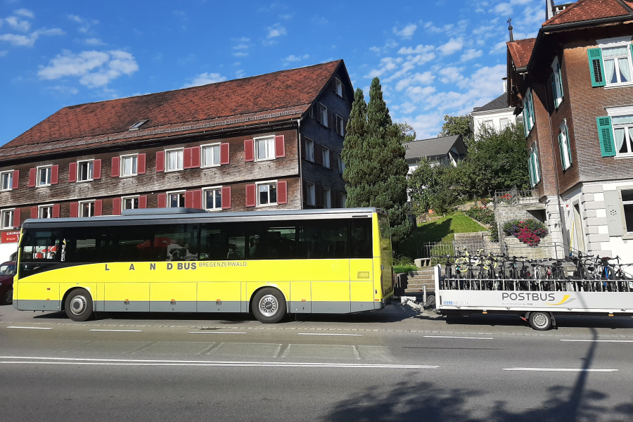 der Bregenzerwald Bus mit dem Fahrradanhänger in Egg