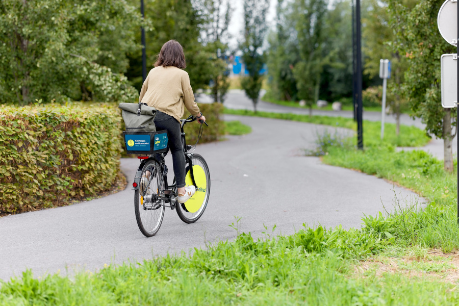 Radfahrerin auf einem Lab Leihrad
