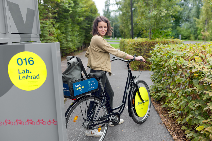 Frau mit Lab Leihrad von VMOBIL