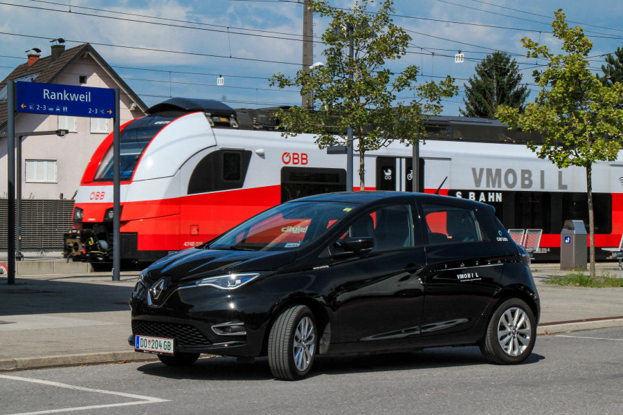 Auto von caruso carsharing am Bahnhof