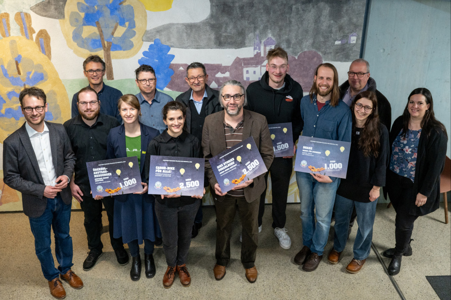 Landesrat Daniel Zadra, Radverkehrskoorinatorin Katharina Schwendinger und die Gewinner:innen des Velotal Ideenwettbwerbs