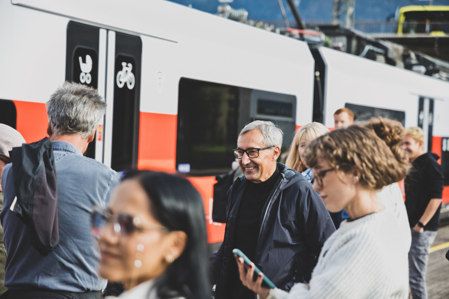 Fahrgäste am Bahnsteig