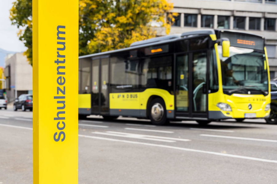 Schulbus an der Haltestelle Schulzentrum in Tisis