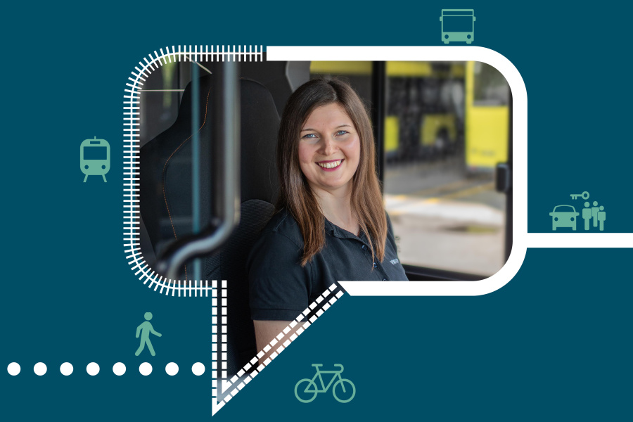 Busfahrerin lächelt in die Kamera