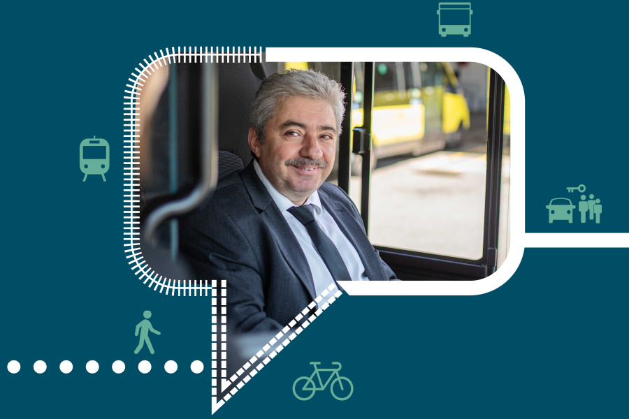 Busfahrer lächelt in die Kamera