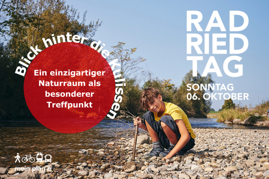 Ein Jugendlicher spielt bei einem Bach am Wasser