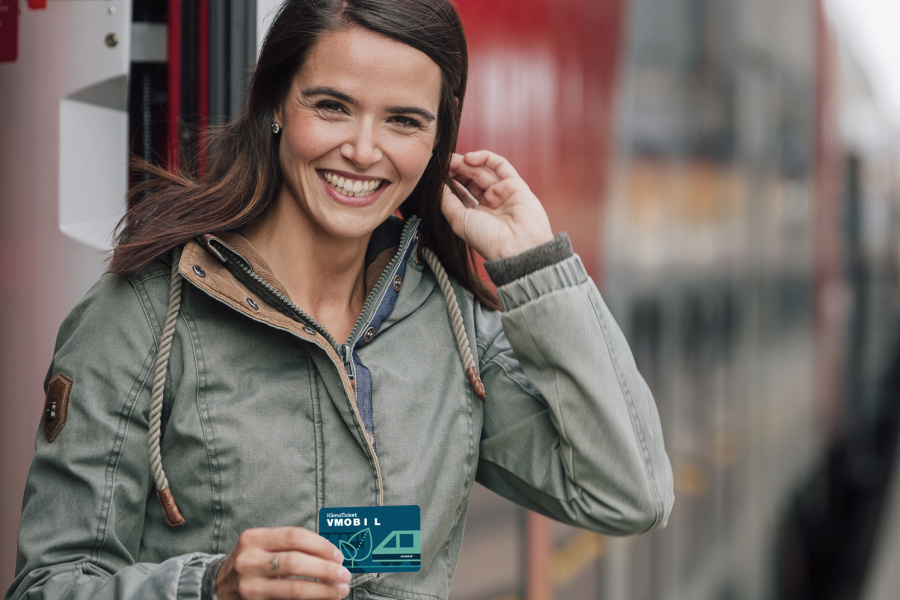 Frau mit Klimaticket VMOBIL
