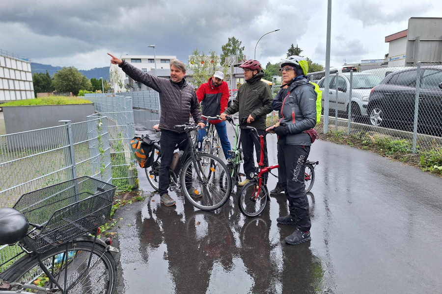 Bgm. Kurt Fischer ist mit einer Radgruppe in der Region unterwegs und zeigt Ihnen vor Ort in der Region Projekte der plan b-Gemeinden 