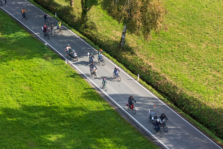 Radfahrer:innen auf den autofreien Straßen im Ried aus der Vogelperspektive