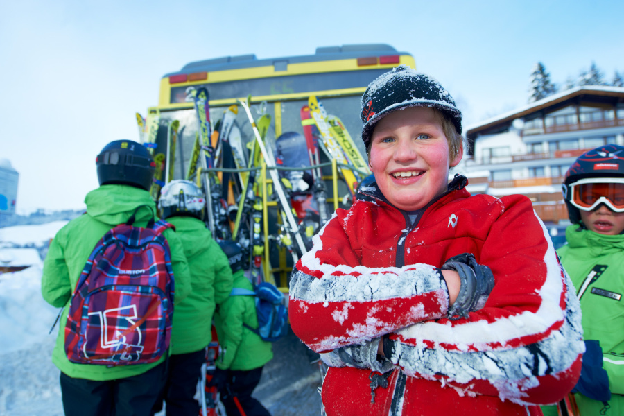 Schifahrer vor einem Schibus
