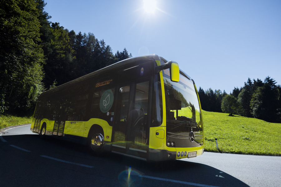 Ein E-Bus in einer Kurve talwärts unterwegs.