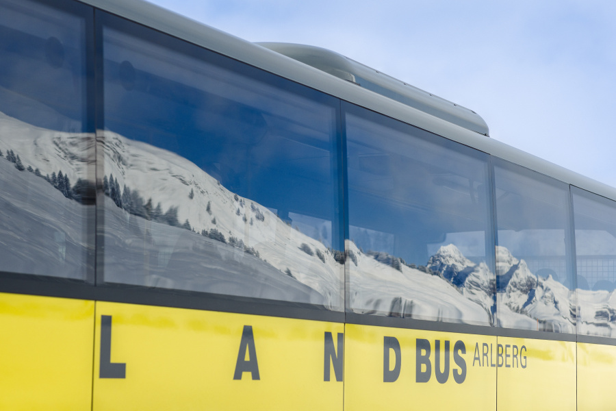 Schneelandschaft spiegelt sich in Busfenstern