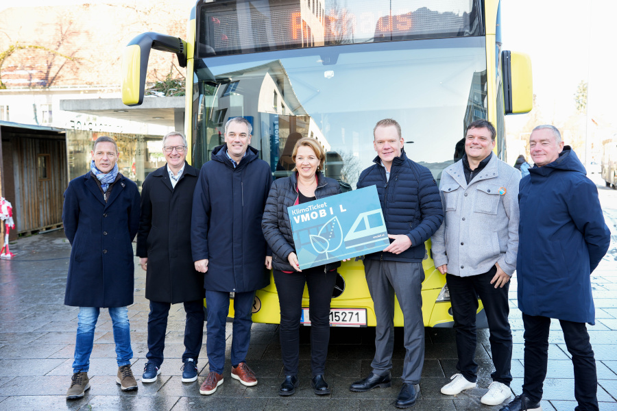 Politiker:innen, VVV Geschäftsführer Christian Hillbrand und Geschäftsführer der Gemeindeverbände anlässlich der Pressekonferenz vor einem Landbus.