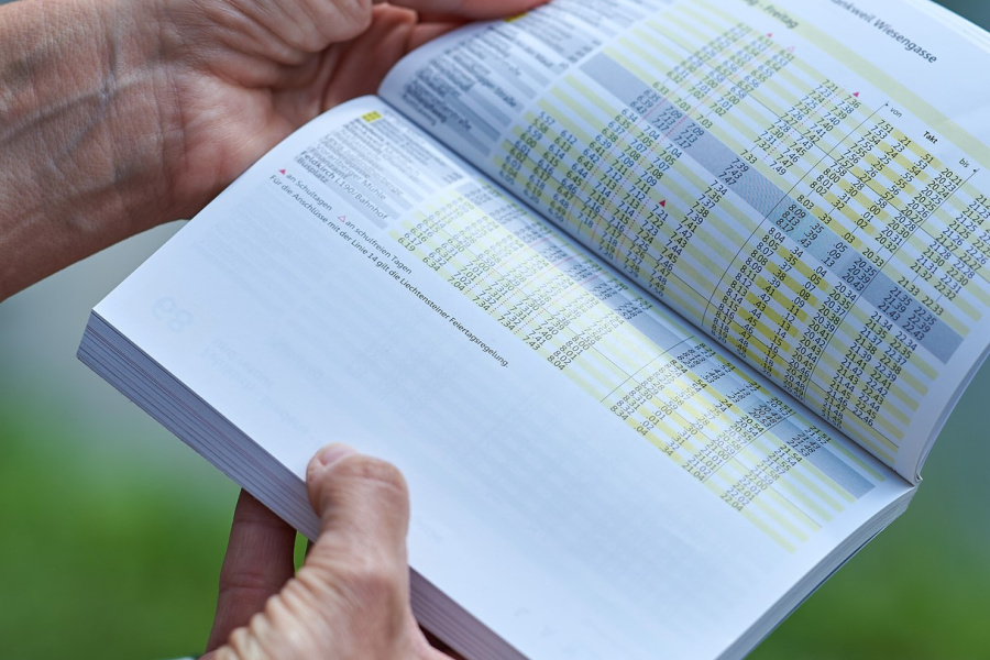 Aufgeschlagenes Fahrplanbuch