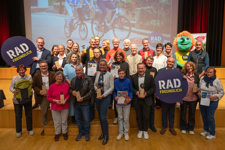 Gruppenfoto mit den Gewinner:innen beim Vorarlberg-Radelt-Abschluss vor der Bühne