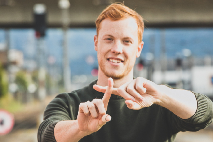 Mann, der ein Plus-Symbol zeigt