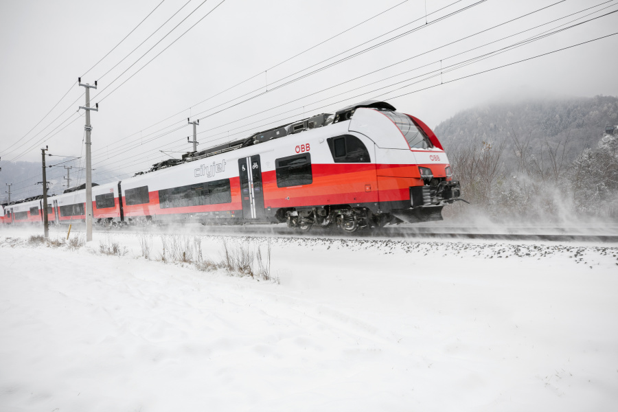 Eine VMOBIL S-Bahn unterwegs im Winter bei Schnee.
