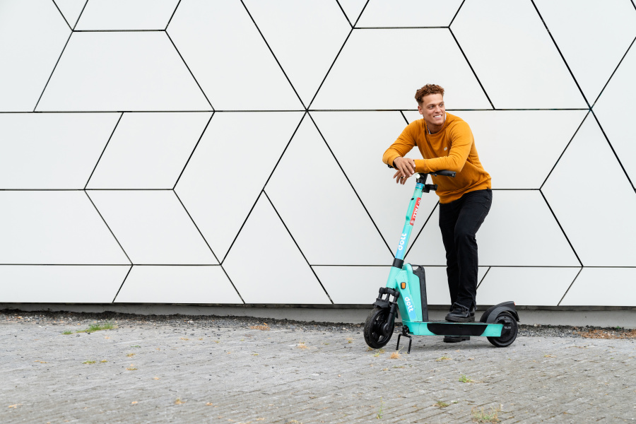Mann mit e-scooter dott