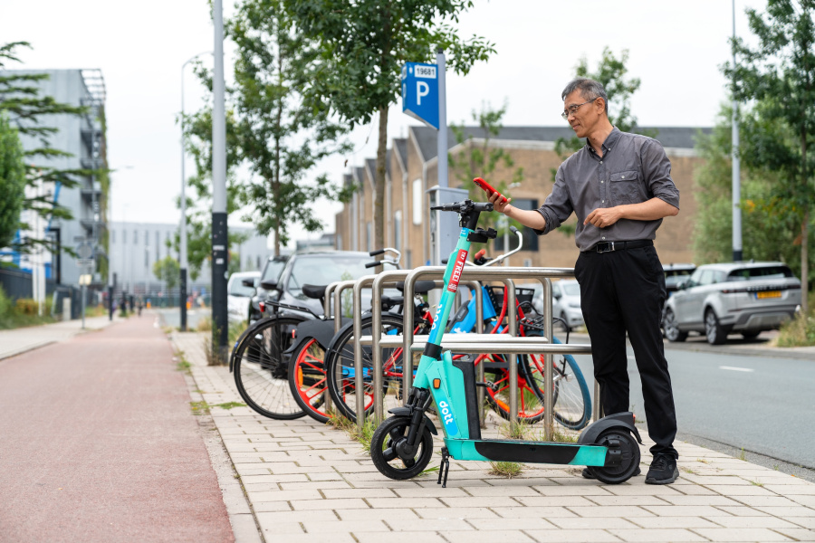Mann mit e-scooter dott