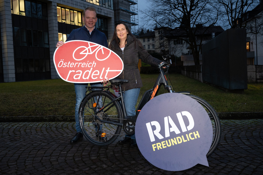 Landesstatthalter Bitschi übergibt ein E-Bike an die Gewinnerin Caroline Mathis.