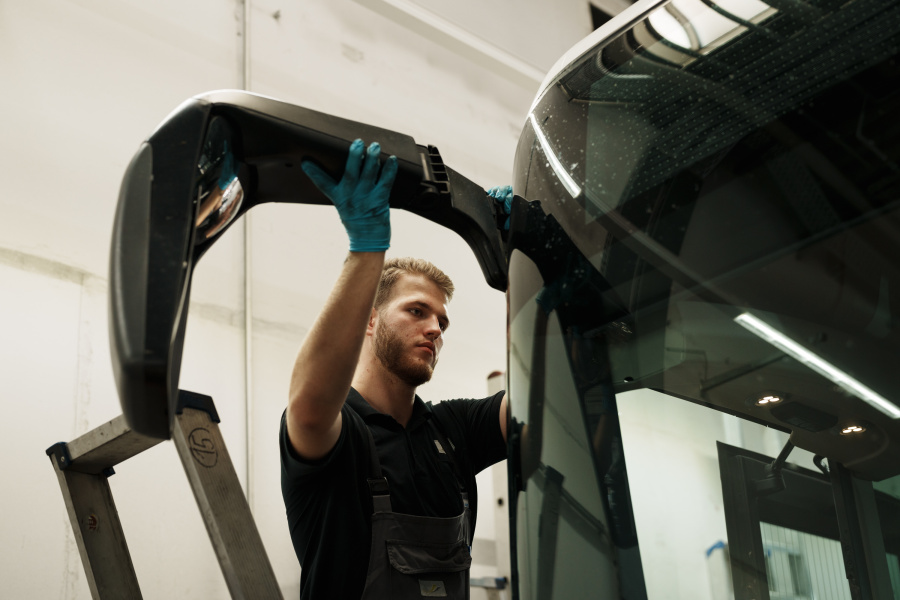 Werkstattmitarbeiter bei der Wartung eines Busses
