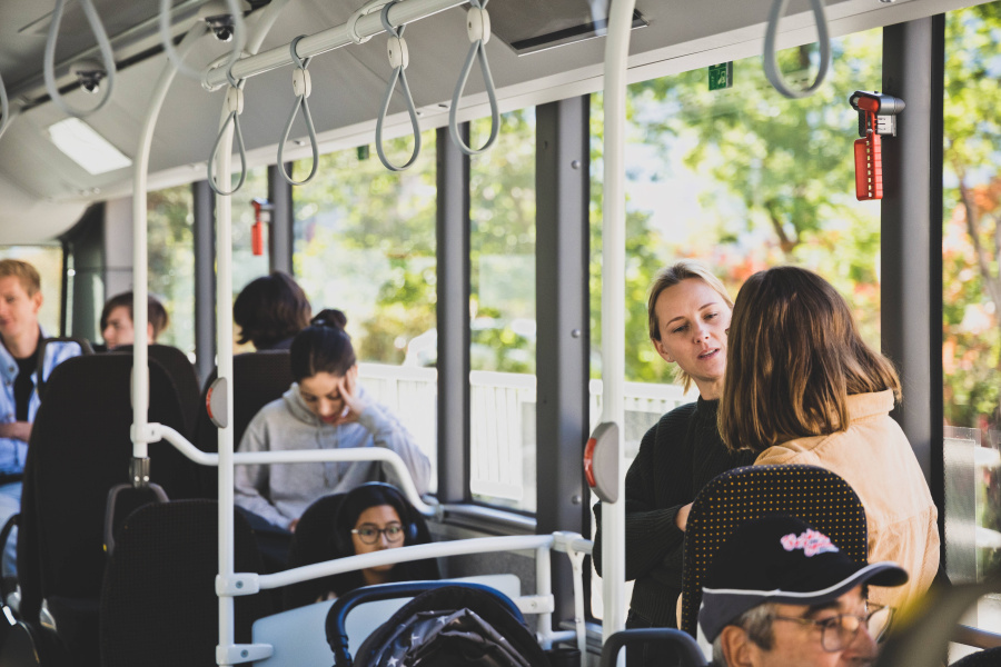 Menschen im Bus