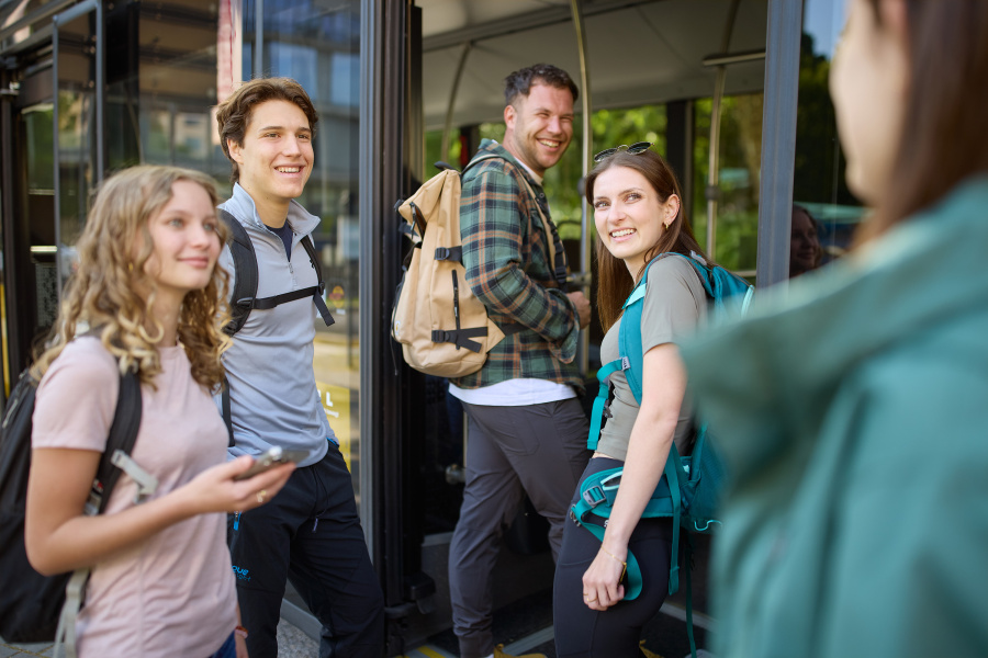 Fahrgäste steigen in den Wanderbus