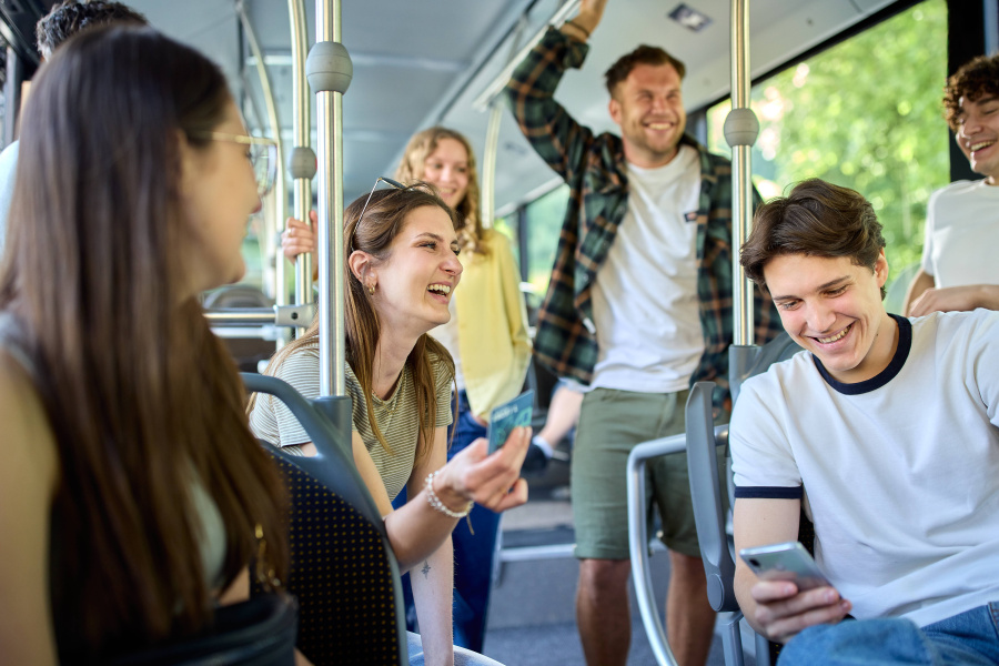 Jugendliche fahren im Bus mit dem Klimaticket 18 plus
