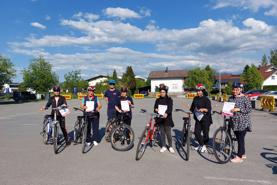 Gruppenfoto mit den Teilnehmerinnen des Frauenfahrradkurs mit ihrem Fahrrad und der erhaltenen Teilnahmebestätigung