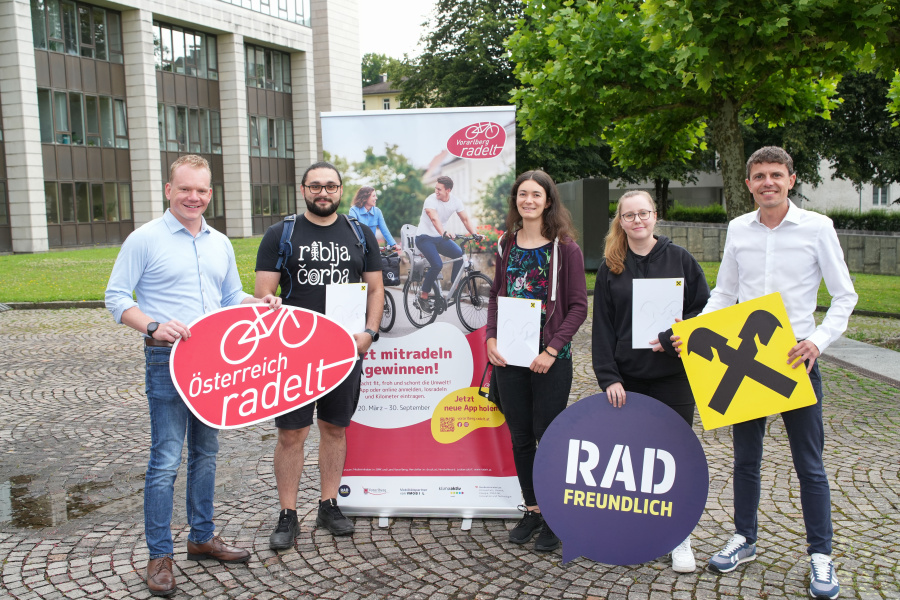 Landesstatthalter Christof Bitschi und Raphael Kiene übergeben die Raiba Sparbücher an die Gewinner:innen von Radelt zur Arbeit 2025