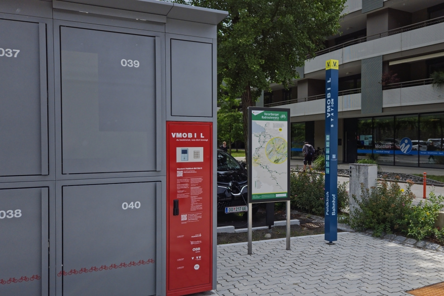 VMOBIL Station Stele am Bahnhof Feldkirch neben den Radboxen