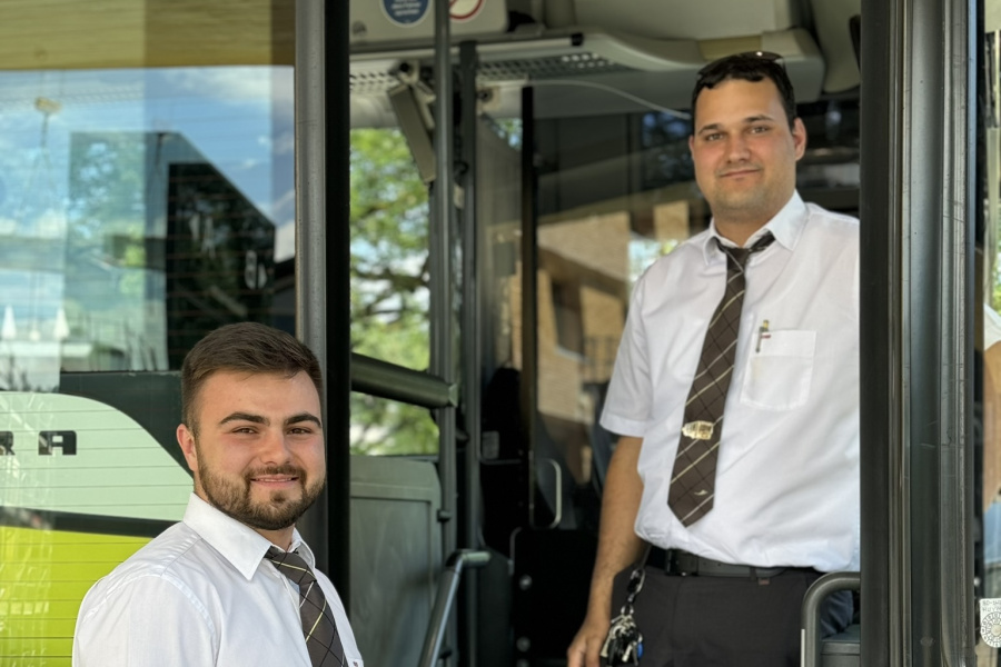 zwei junge Buslenker unter der Bustüre