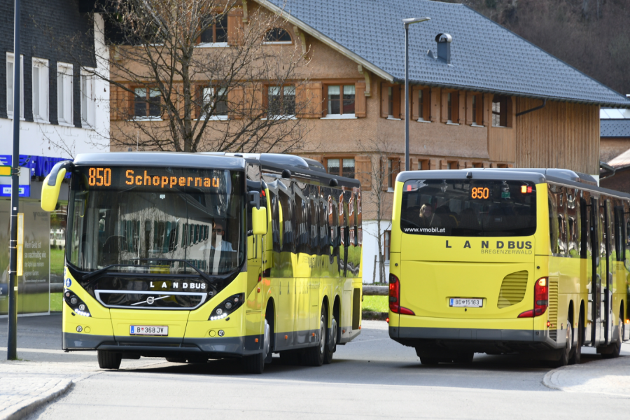 zwei Busse in Mellau Zentrum