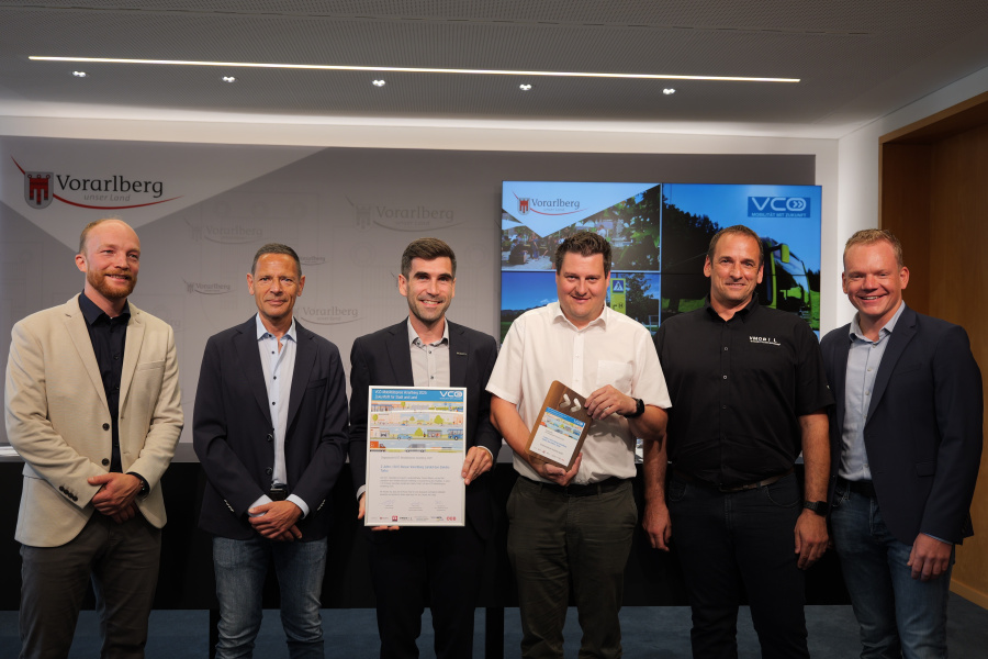 VCÖ Preis wird an Leonard Lechner vom VVV übergeben 