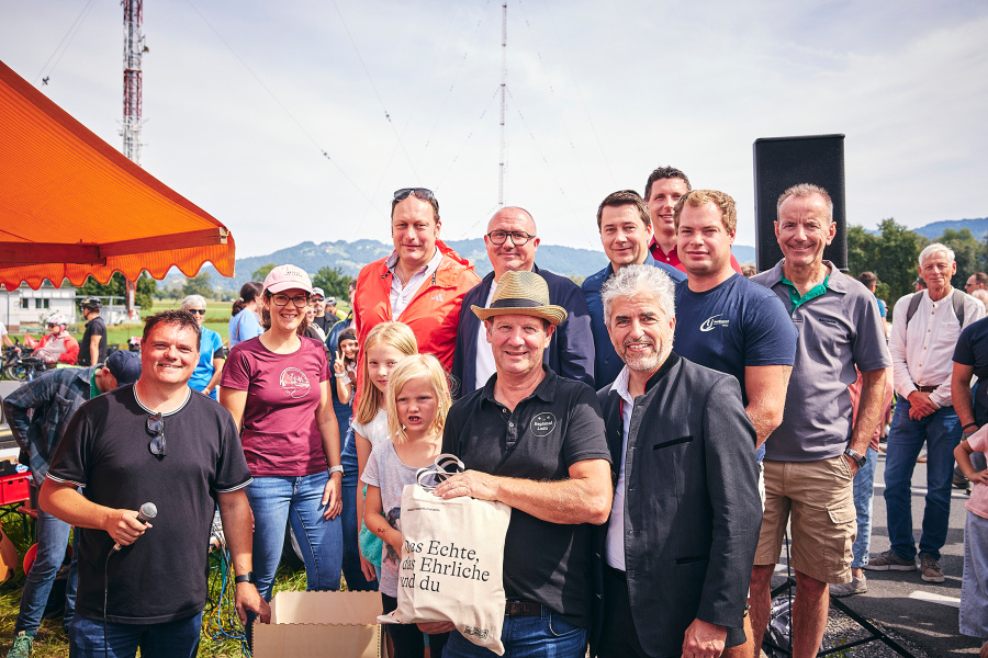 Vertreter:innen und Partner:innen der plan b-Gemeinden bei der Genussverlosung